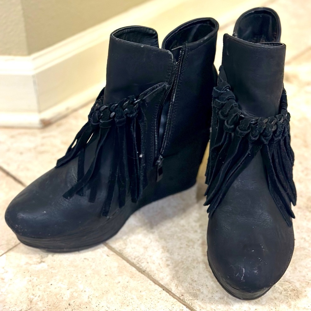 Sbicca Fringe bootie! Size 8.5. Platform wedge
